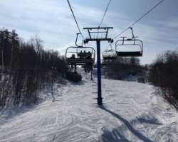 It has six lifts consisting of 2 Quad lifts, a double chair lift, and a Triple chair lift. It also has a 500-foot long Viking carpet It has six lifts consisting of 2 Quad lifts, a double chair lift, and a Triple chair lift. It also has a 500-foot long Viking carpet.